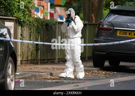 Ein forensischer Offizier am Tatort in der Nähe von Sally Port Gardens in Gillingham, Kent, nachdem ein Soldat in Uniform am Dienstag Abend in der Nähe der Brompton Barracks, dem Hauptquartier des 1 Royal School of Military Engineering Regiments der British Army, erstochen wurde. Das Opfer wurde zur Behandlung ins Krankenhaus gebracht und ein 24-jähriger Mann wurde wegen des Verdachts auf versuchten Mord verhaftet. Bilddatum: Mittwoch, 24. Juli 2024. Stockfoto