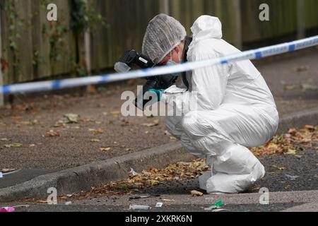 Ein forensischer Offizier am Tatort in der Nähe von Sally Port Gardens in Gillingham, Kent, nachdem ein Soldat in Uniform am Dienstag Abend in der Nähe der Brompton Barracks, dem Hauptquartier des 1 Royal School of Military Engineering Regiments der British Army, erstochen wurde. Das Opfer wurde zur Behandlung ins Krankenhaus gebracht und ein 24-jähriger Mann wurde wegen des Verdachts auf versuchten Mord verhaftet. Bilddatum: Mittwoch, 24. Juli 2024. Stockfoto