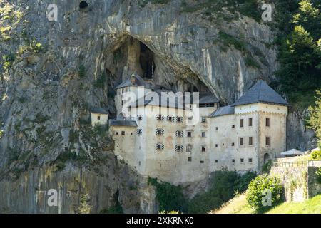 Schloss Predjama Castello di Predjama o Castel Lueghi, erbaut in einer Höhle in der Nähe von Postojna. Renaissanceschloss, erbaut in einer Höhlenmündung im Süden des Zentrums Stockfoto