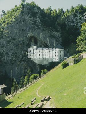 Schloss Predjama Castello di Predjama o Castel Lueghi, erbaut in einer Höhle in der Nähe von Postojna. Renaissanceschloss, erbaut in einer Höhlenmündung im Süden des Zentrums Stockfoto