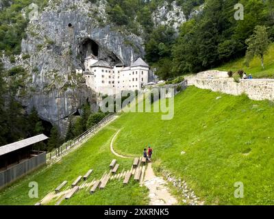 Schloss Predjama Castello di Predjama o Castel Lueghi, erbaut in einer Höhle in der Nähe von Postojna. Renaissanceschloss, erbaut in einer Höhlenmündung im Süden des Zentrums Stockfoto