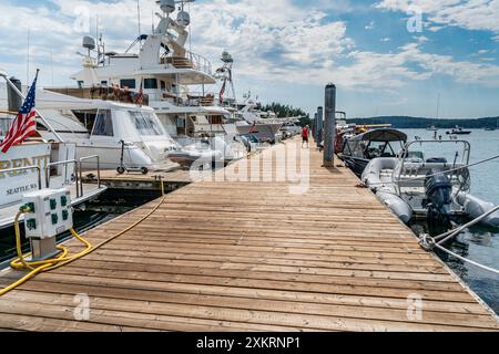 Vertäute Boote entlang einer hölzernen Promenade am Roche Harbor Marina im Bundesstaat Washington. Stockfoto