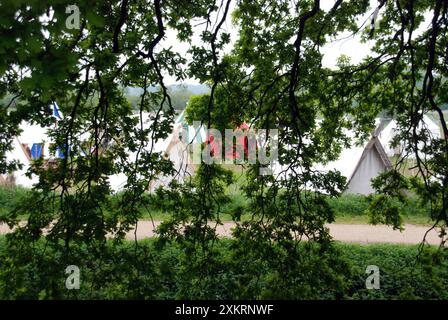 03.05.2009 Bad Bodenteich Mittelaltermarkt Deutschland/Niedersachsen/Bad Bodenteich/Mittelaltermarkt/Zeltlager/Zelte/Zeltplatz auf einer Wiese hinter der Burg *** 03 05 2009 Bad Bodenteich Mittelaltermarkt Deutschland Niedersachsen Bad Bodenteich Mittelaltermarkt Zeltlager Campingplatz auf einer Wiese hinter der Burg Stockfoto