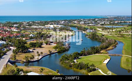 Blick aus der Vogelperspektive auf die wohlhabende Hafengegend. Teure Villen zwischen grünen Palmen am Golf von Mexiko in der kleinen Inselstadt Boca Grande Stockfoto