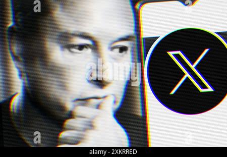 Juli 2024. Defokussiertes, glitschiges Porträt von Elon Musk, der auf ein Smartphone mit dem neuen X-Hochtöner-Logo blickt. Stockfoto