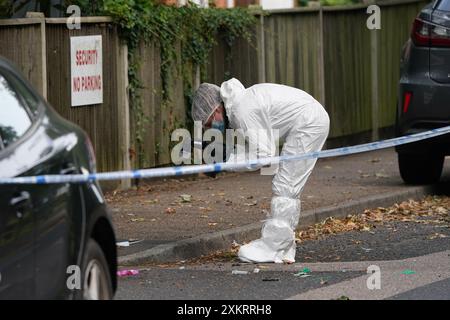 Ein forensischer Offizier am Tatort in der Nähe von Sally Port Gardens in Gillingham, Kent, nachdem ein Soldat in Uniform am Dienstag Abend in der Nähe der Brompton Barracks, dem Hauptquartier des 1 Royal School of Military Engineering Regiments der British Army, erstochen wurde. Das Opfer wurde zur Behandlung ins Krankenhaus gebracht und ein 24-jähriger Mann wurde wegen des Verdachts auf versuchten Mord verhaftet. Bilddatum: Mittwoch, 24. Juli 2024. Stockfoto