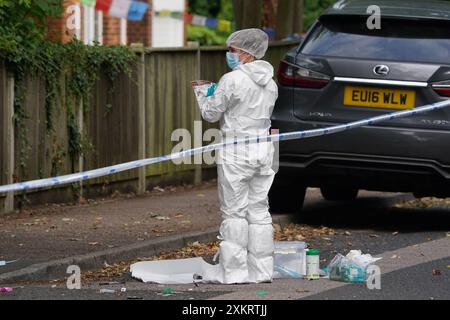 Ein forensischer Offizier sammelt Beweise am Tatort in der Nähe von Sally Port Gardens in Gillingham, Kent, nachdem ein Soldat in Uniform am Dienstagabend in der Nähe der Brompton Barracks, dem Hauptquartier des 1 Royal School of Military Engineering Regiments der britischen Armee, erstochen wurde. Das Opfer wurde zur Behandlung ins Krankenhaus gebracht und ein 24-jähriger Mann wurde wegen des Verdachts auf versuchten Mord verhaftet. Bilddatum: Mittwoch, 24. Juli 2024. Stockfoto