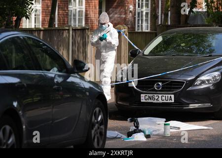 Ein forensischer Offizier am Tatort in der Nähe von Sally Port Gardens in Gillingham, Kent, nachdem ein Soldat in Uniform am Dienstag Abend in der Nähe der Brompton Barracks, dem Hauptquartier des 1 Royal School of Military Engineering Regiments der British Army, erstochen wurde. Das Opfer wurde zur Behandlung ins Krankenhaus gebracht und ein 24-jähriger Mann wurde wegen des Verdachts auf versuchten Mord verhaftet. Bilddatum: Mittwoch, 24. Juli 2024. Stockfoto