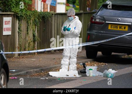 Ein forensischer Offizier sammelt Beweise am Tatort in der Nähe von Sally Port Gardens in Gillingham, Kent, nachdem ein Soldat in Uniform am Dienstagabend in der Nähe der Brompton Barracks, dem Hauptquartier des 1 Royal School of Military Engineering Regiments der britischen Armee, erstochen wurde. Das Opfer wurde zur Behandlung ins Krankenhaus gebracht und ein 24-jähriger Mann wurde wegen des Verdachts auf versuchten Mord verhaftet. Bilddatum: Mittwoch, 24. Juli 2024. Stockfoto