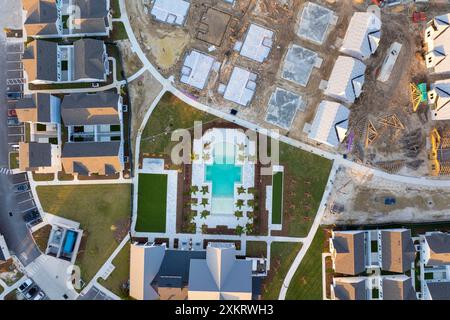 Bau in neu entwickeltem Vorstadtgebiet. Entwicklung von Wohnhäusern in amerikanischen Vororten. Immobilienmarkt in den USA Stockfoto