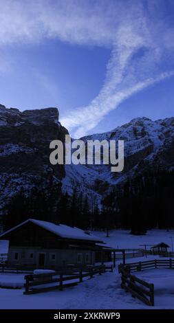 Blick auf eine Hütte in den Dolomiten am frühen Morgen Stockfoto