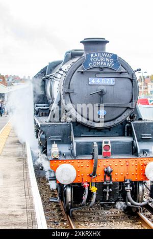 Weymouth, Dorset, Großbritannien, 24. Juli 2024. Die schwarze 5-Klasse-Dampflokomotive Nr. 44871, angetrieben von Andy Hawkins, kam heute Mittwoch, den 24. Juli 2024 von London Victoria über Bournemouth, Poole, Wareham und Dorchester in Weymouth an. Der Dorset Coast Express Zug, der von der Railway Touring Company betrieben wird, bietet Besuchern fast dreieinhalb Stunden in Weymouth, um diese schöne traditionelle Küstenstadt zu entdecken. Credit John Rose Photography/Alamy Live News Stockfoto