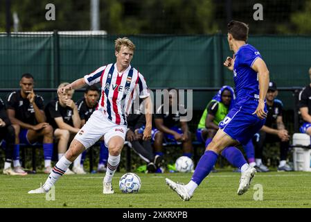 Sint Michielsgestel, Niederlande. Juli 2024. ST. MICHIELSGESTEL - 24.07.2024. Sportpark Zegenwerp. Eredivisie voetbal. Vorsaison 2024-2025. Willem II - Patro Eisden (freundlich). Willem II Spieler Cisse Sandra, Reno Wilmots. Beschreibung: Pro Shots/Alamy Live News Stockfoto