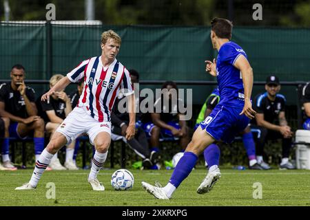 Sint Michielsgestel, Niederlande. Juli 2024. ST. MICHIELSGESTEL - 24.07.2024. Sportpark Zegenwerp. Eredivisie voetbal. Vorsaison 2024-2025. Willem II - Patro Eisden (freundlich). Willem II Spieler Cisse Sandra, Reno Wilmots. Beschreibung: Pro Shots/Alamy Live News Stockfoto