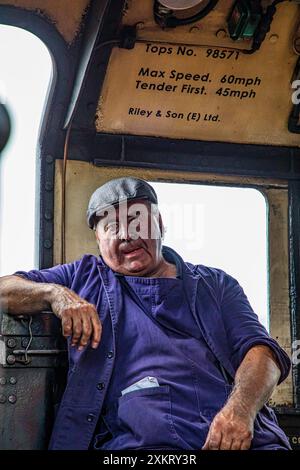 Weymouth, Dorset, Großbritannien, 24. Juli 2024. Weymouth, Dorset, Großbritannien, 24. Juli 2024. Andy Hawkins, Fahrer der Black 5 Class Dampflokomotive Nr. 44871, die heute Mittwoch, den 24. Juli 2024, von London Victoria über Bournemouth, Poole, Wareham und Dorchester in Weymouth ankam. Der Dorset Coast Express Zug, der von der Railway Touring Company betrieben wird, bietet Besuchern fast dreieinhalb Stunden in Weymouth, um diese schöne traditionelle Küstenstadt zu entdecken. Credit John Rose Photography/Alamy Live News Stockfoto