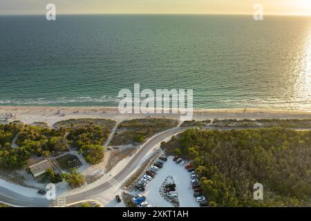 Parkplatz am Florida Blind Pass Beach auf Manasota Key, USA. Parkplatz für Fahrzeuge mit Autos, die auf dem Parkplatz am Meer geparkt sind. Sommerurlaub an Stockfoto