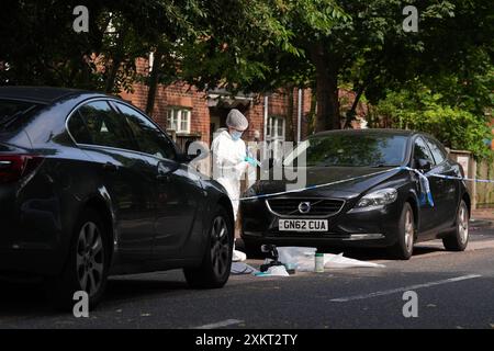 Ein forensischer Offizier am Tatort in der Nähe von Sally Port Gardens in Gillingham, Kent, nachdem ein Soldat in Uniform am Dienstag Abend in der Nähe der Brompton Barracks, dem Hauptquartier des 1 Royal School of Military Engineering Regiments der British Army, erstochen wurde. Das Opfer wurde zur Behandlung ins Krankenhaus gebracht und ein 24-jähriger Mann wurde wegen des Verdachts auf versuchten Mord verhaftet. Bilddatum: Mittwoch, 24. Juli 2024. Stockfoto