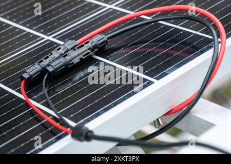 Nahaufnahme der mc4-Anschlüsse über dem Solarpanel. Erneuerbare Energien und Nachhaltigkeitskonzept Stockfoto