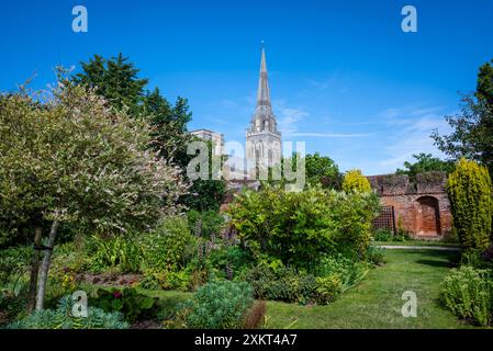 Bishop's Palace Gardens und Chichester Cathedral, beide aus dem 11. Jahrhundert, Chichester, West Sussex, England, Großbritannien Stockfoto