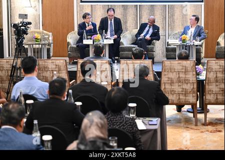 Kuala Lumpur. Juli 2024. Dieses Foto vom 22. Juli 2024 zeigt ein Symposium über die gerade abgeschlossene dritte Plenarsitzung des 20. Zentralkomitees der Kommunistischen Partei Chinas (KPC) in Kuala Lumpur, Malaysia. UM MIT "Chinas Fokus auf qualitativ hochwertige Entwicklung wird Handelspartnern zugute kommen: Malaysischer Beobachter" Credit: Cheng Yiheng/Xinhua/Alamy Live News Stockfoto