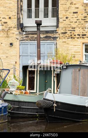 Sowerby Bridge Wharf, Calderdale, West Yorkshire, Großbritannien, ist das Endbecken der Calder & Hebble Navigation und deren Kreuzung mit dem Rochdale Canal. Es ist eines der herausragenden Kanalbecken des Landes, dessen 200 Jahre alte Gebäude in den ersten Jahren dieses Jahrhunderts nach siebenjähriger Arbeit von British Waterways (Vorgänger des Canal & River Trust) und den Pächtern in gutem Zustand und aktiver Nutzung restauriert wurden. Die ganze Website ist in Grade 2 aufgeführt. Credit: Windmill Images/Alamy Live News Stockfoto