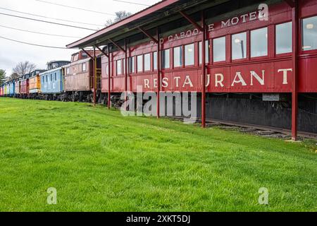 Red Caboose Motel mit farbenfrohen Schlafwagen in Ronks, Lancaster County, Pennsylvania. (USA) Stockfoto