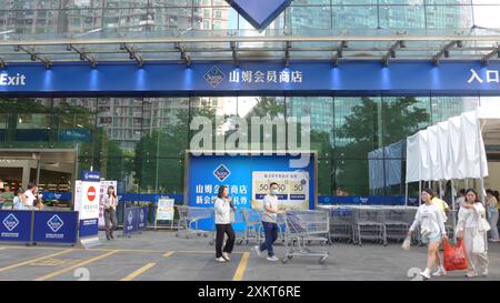 Käufer verlassen die amerikanische Kette der Einzelhandelsvereine Sam's Club Store in Shenzhen, China Stockfoto