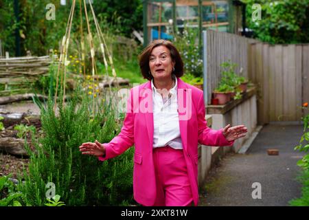 Eluned Morgan spaziert im Garten des Caer Heritage Centre in Caerau, Ely. Morgan wird der neue Anführer der walisischen Labour-Partei und wahrscheinlich erster Minister von Wales, nachdem nach dem Rücktritt von Vaughan Gething in der vergangenen Woche keine anderen Kandidaten in das Rennen eingetreten waren, nachdem er vier Monate im Amt war, mit Streitigkeiten über Spenden und entlassene Minister. Bilddatum: Mittwoch, 24. Juli 2024. Stockfoto