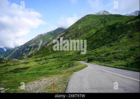 Sommerzeit in den Schweizer Alpen. Eine schöne und friedliche Naturlandschaft im Kanton Wallis nahe dem Nufenpass, Schweiz, Europa Stockfoto