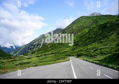 Sommerzeit in den Schweizer Alpen. Eine schöne und friedliche Naturlandschaft im Kanton Wallis nahe dem Nufenpass, Schweiz, Europa Stockfoto