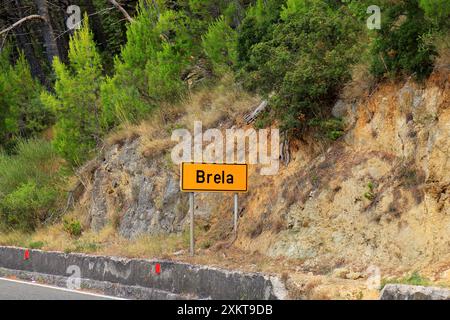 Straßenschild für das Dorf Brela, Kroatien Resort an der Makarska Riviera, wo sich der sauberste Strand Europas, Punta rata, befindet. Brela, Gorna Brel Stockfoto