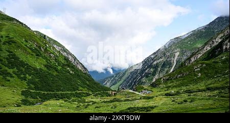 Sommerzeit in den Schweizer Alpen. Eine schöne und friedliche Naturlandschaft im Kanton Wallis nahe dem Nufenpass, Schweiz, Europa Stockfoto