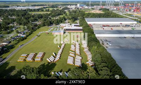 Aus der Vogelperspektive der verlassenen gelben Schulbusse im Chatham County, etwas außerhalb der Innenstadt von Savannah - Georgia. Hochauflösende Bilder von verlassenem Gelb Stockfoto