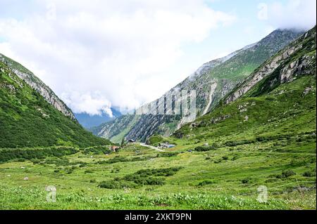 Sommerzeit in den Schweizer Alpen. Eine schöne und friedliche Naturlandschaft im Kanton Wallis nahe dem Nufenpass, Schweiz, Europa Stockfoto