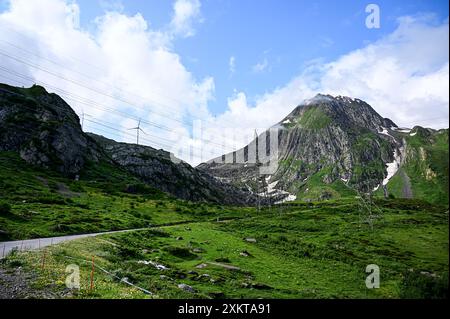 Sommerzeit in den Schweizer Alpen. Eine schöne und friedliche Naturlandschaft im Kanton Wallis nahe dem Nufenpass, Schweiz, Europa Stockfoto