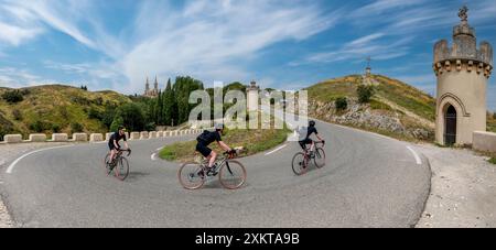 Zusammengesetztes Bild eines männlichen Radfahrers in einer Haarnadelkurve, die zur Abtei Frigolet in Tarascon, Provence, Frankreich führt. Stockfoto