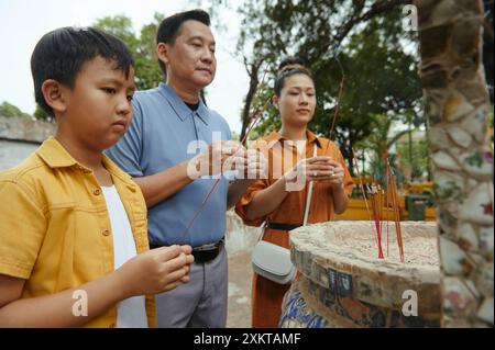 Familie Verwendet Aroma-Sticks Im Gebet Stockfoto