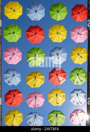 Blick auf ein Baldachin aus bunten Regenschirmen in Liverpool, England Stockfoto