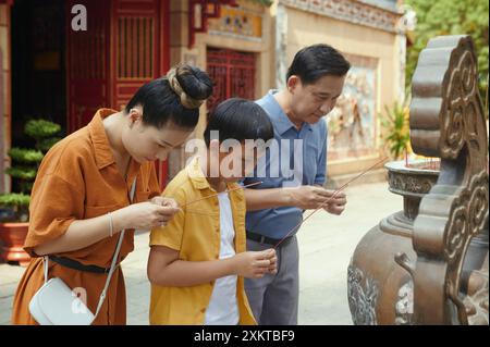 Familie Verwendet Aroma-Sticks Im Gebet Stockfoto