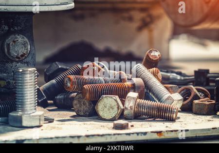 Sortiment Stahlschrauben Nahaufnahme. Schraubensatz auf verschwommenem Werkstatthintergrund. Entbehrliche Hardware Stockfoto