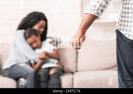 Häusliche Gewalt. Mutter und Tochter leiden unter häuslichem Missbrauch, Mutter beschützt Kind vor Vaters Faust. Stockfoto