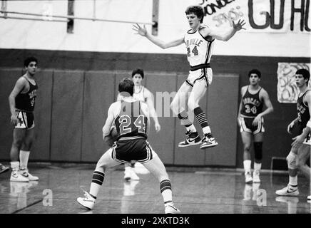 1986 Coquille Oregon USA es müssen die Schuhe sein Coquille High School Basketballspieler schwimmt leichter als Luft in der Abwehr seines Nike Air Jordan Stockfoto