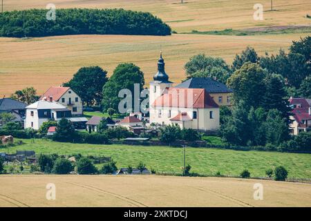 Kirche und Friedhof in Teplysovice, Tschechische republik, Sommer 2021 Stockfoto