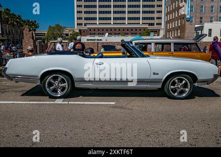 Gulfport, MS - 01. Oktober 2023: Hochperspektivische Seitenansicht eines 1971er Oldsmobile Cutlass Cabriolets auf einer lokalen Autoshow. Stockfoto