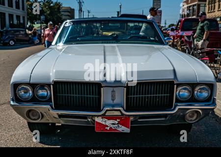 Gulfport, MS - 01. Oktober 2023: Hochperspektivische Vorderansicht eines 1971er Oldsmobile Cutlass Cabriolets auf einer lokalen Autoshow. Stockfoto