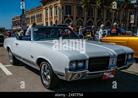 Gulfport, MS - 01. Oktober 2023: Hochperspektivische Vorderansicht eines 1971er Oldsmobile Cutlass Cabriolets auf einer lokalen Autoshow. Stockfoto