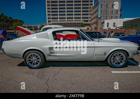 Gulfport, MS - 01. Oktober 2023: Hochperspektivische Seitenansicht eines Ford Mustang Fastback Coupés aus dem Jahr 1967 auf einer lokalen Autoshow. Stockfoto