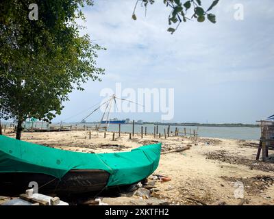 Chinesische Fischernetze und Schiffe an der Promenade des Vasco da Gama Platzes, Fort Kochi, Kerala. Stockfoto