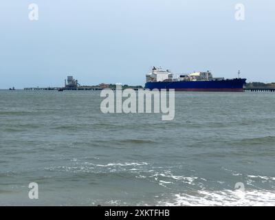 Blick auf ein riesiges Schiff, das entlang des Hafens von cochin vor Anker liegt, vom Vasco da Gama-Platz, Fort Kochi, Kerala. Stockfoto