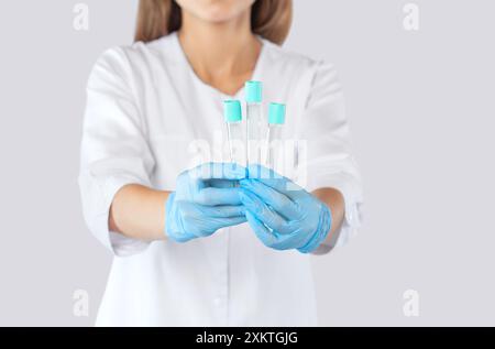 Der Arzt hält drei Röhrchen für die Blutentnahme in seinen Händen. PRP-Verfahren in einem Schönheitssalon. Ästhetische Kosmetologie. Stockfoto